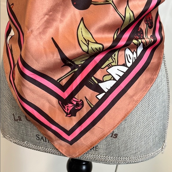 Jessica Simpson NWOT Floral Beige and Pink Square Scarf 27 x 27 - Picture 3 of 7